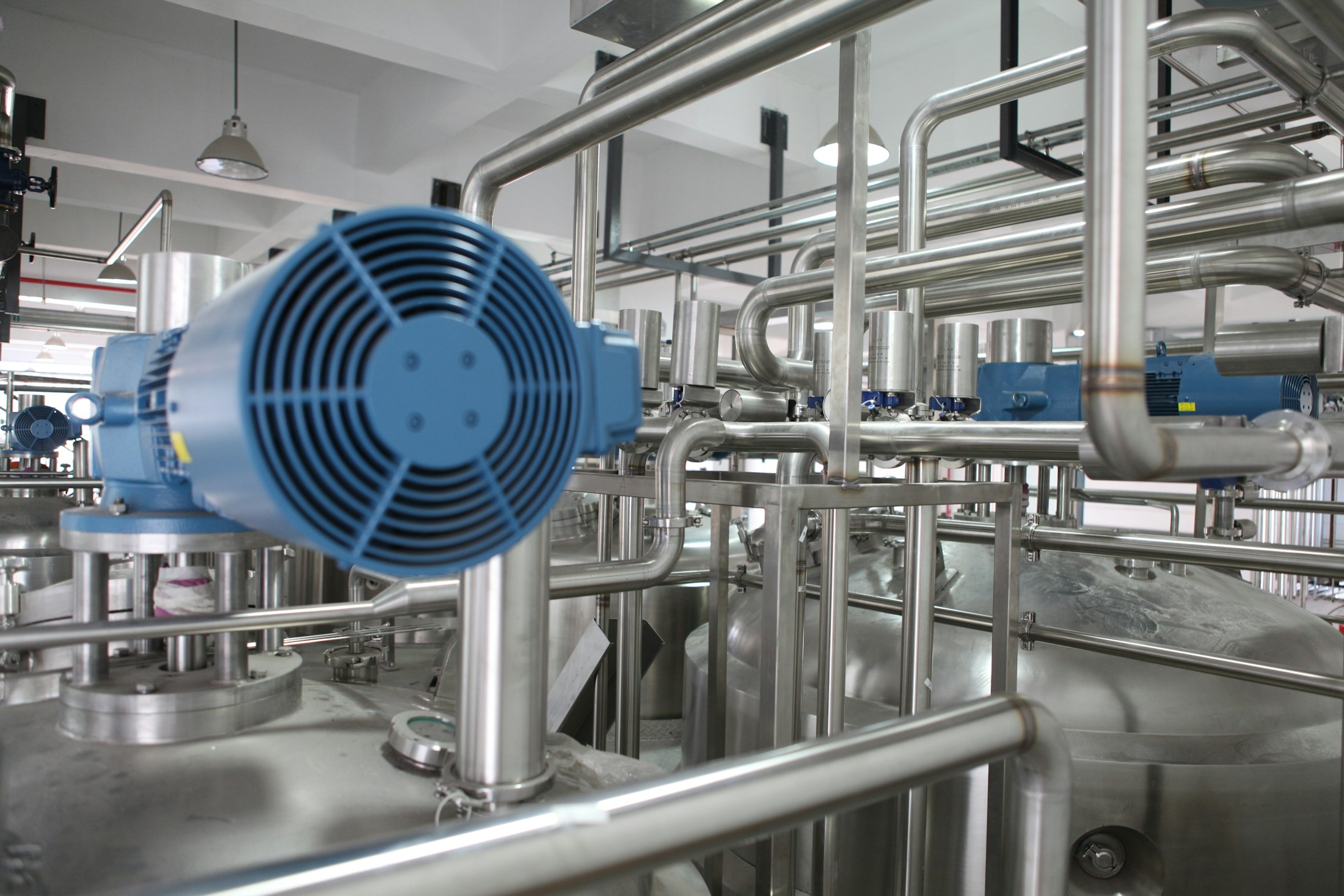 Motores, tuberías y equipos de una planta industrial